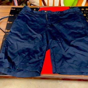 TOMMY BAHAMA 9 INCH BLACK SHORTS. SIZE 34
